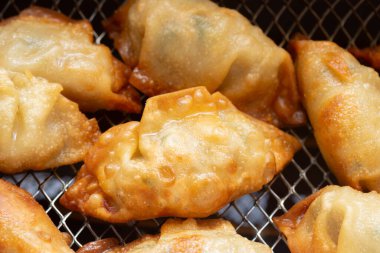 Derin Kızarmış Gyoza 'nın üst görüntüsü ya da Derin Fryer' daki hamur köfteleri, Japon Yemekleri