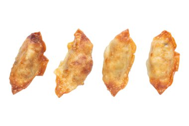 Beyaz arka planda izole edilmiş kızarmış Gyoza ya da börek seti. Japon Yemekleri