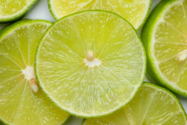 Beyaz arka planda yeşil limon dilimi. Üst görünüm