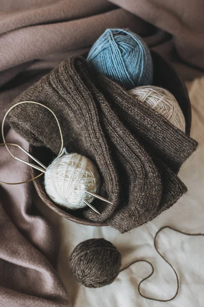 Handgebreide Sokken Met Naalden Garen Bal Concept Voor Handgemaakte Hygge — Stockfoto