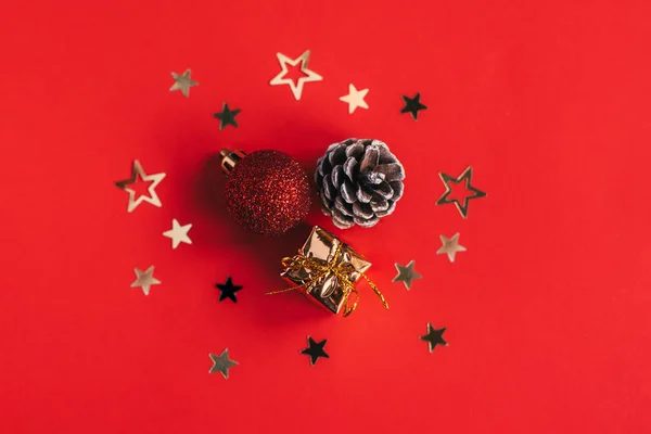赤い背景に美しいクリスマスの装飾 最小限のコンセプト 平置きだ テキストの場所 — ストック写真