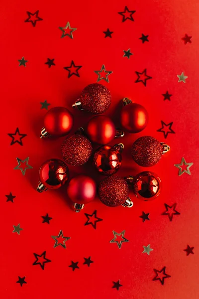 Belos Ornamentos Natal Fundo Vermelho Brilhante Deitado Lugar Para Texto — Fotografia de Stock