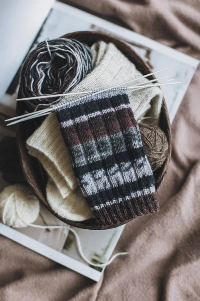バスケットに針と糸玉で編んだ靴下を手で編む 手作りと巨大なスローライフのための概念 — ストック写真