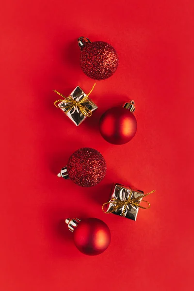 Prachtige Kerstversiering Met Decoraties Een Felrode Achtergrond Plat Gelegd Plaats — Stockfoto