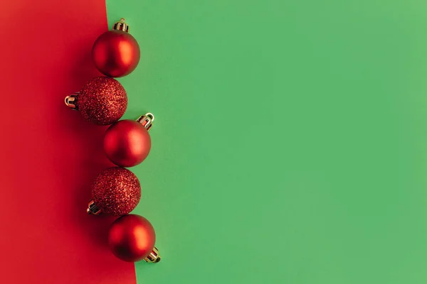 Belos Ornamentos Natal Fundo Vermelho Verde Brilhante Deitado Lugar Para — Fotografia de Stock
