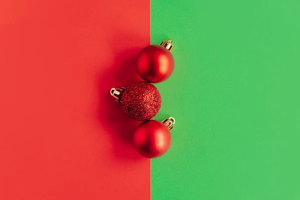 Prachtige Kerstversiering Een Felrode Groene Achtergrond Plat Gelegd Plaats Voor — Stockfoto