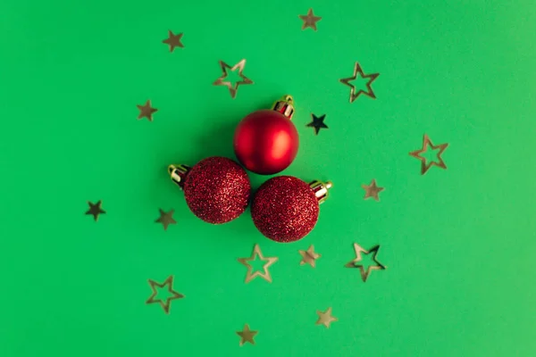 鮮やかな赤と緑の背景に美しいクリスマスの装飾 平置きだ テキストの場所 — ストック写真