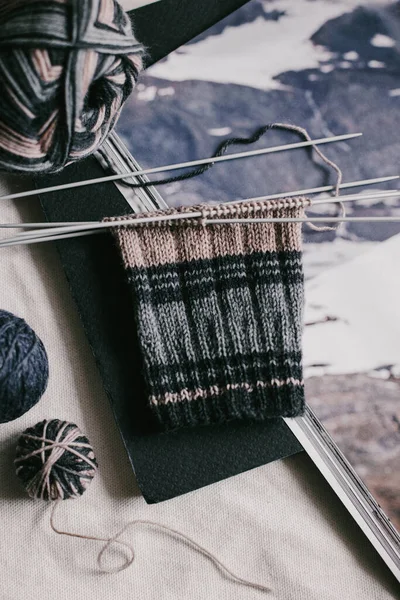 暗い背景に糸玉で編んだ靴下を手で編む 手作りと巨大なスローライフのための概念 — ストック写真