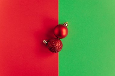 Parlak kırmızı ve yeşil arka planda güzel Noel süsleri. Düz yatıyordu. Metin için yer.