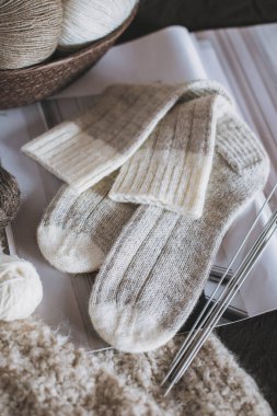 Elle örülmüş çoraplar, iğneler ve iplik yumağı. El yapımı ve yavaş yaşam için higge kavramı.