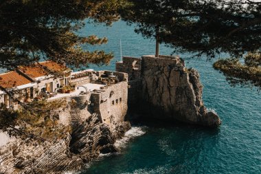 Petrovac 'ın eski şehri ve güzel güneşli bir günde deniz manzarası inanılmaz. Karadağ 'da seyahat hedefi.