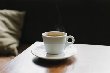 Kafedeki bir masada bir fincan sade kahve. Seçici odaklanma. Metin için yer.