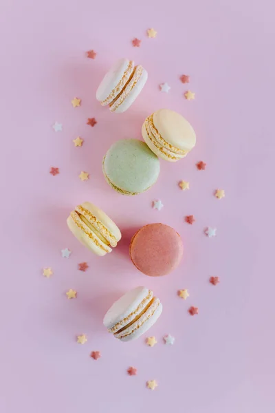 Lekkere Franse Macarons Een Roze Pastelachtergrond Plaats Voor Tekst Vlakke — Stockfoto