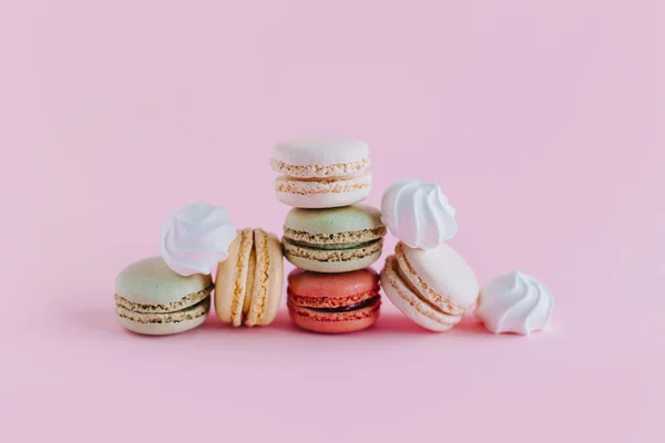 Lekkere Franse Macarons Een Roze Pastelachtergrond Plaats Voor Tekst — Stockfoto