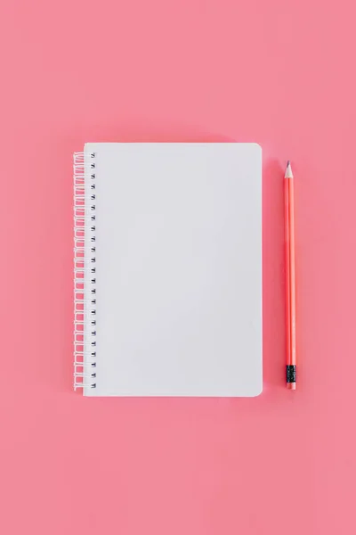 Cuaderno Con Una Página Blanco Lápiz Sobre Fondo Rosa Acostado Imagen De Stock