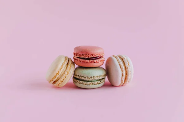 Des Macarons Français Savoureux Sur Fond Rose Pastel Place Pour — Photo