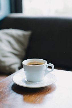 Kafedeki bir masada bir fincan sade kahve. Seçici odaklanma. Metin için yer.