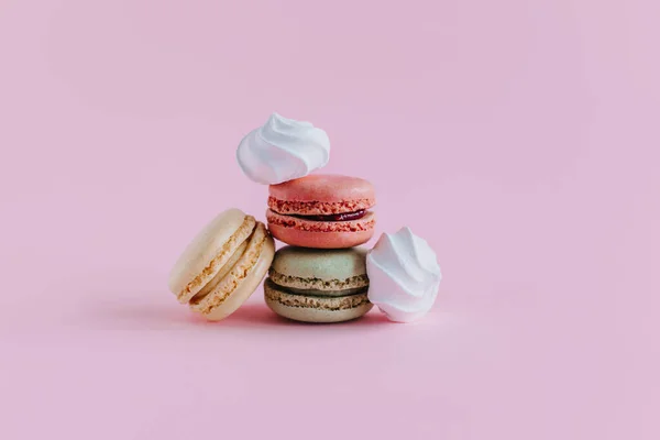 Leckere Französische Macarons Auf Rosa Pastell Hintergrund Platz Für Text Stockfoto