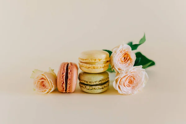 Lekkere Franse Macarons Met Zachte Rozenbloemen Een Perzikpastelachtergrond Plaats Voor — Stockfoto