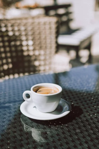 Чашка Черного Кофе Столе Уличном Кафе Выборочный Фокус Место Текста — стоковое фото
