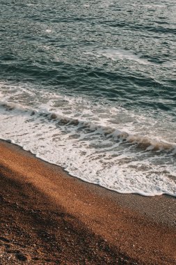 Adriyatik Denizi 'nin ve plajın günbatımındaki muhteşem manzarası. Karadağ 'da seyahat hedefi.