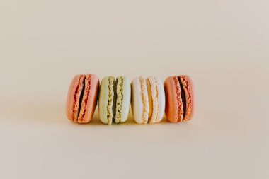 Şeftalili pastel arka planda lezzetli Fransız kurabiyeleri. Metin için yer.