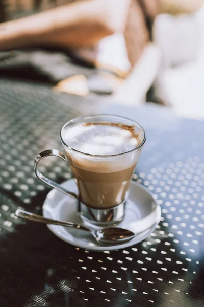 Tasse Kaffee Latte Auf Einem Tisch Einem Straßencafé Selektiver Fokus Stockbild