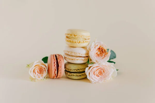 Lekkere Franse Macarons Met Zachte Rozenbloemen Een Perzikpastelachtergrond Plaats Voor — Stockfoto