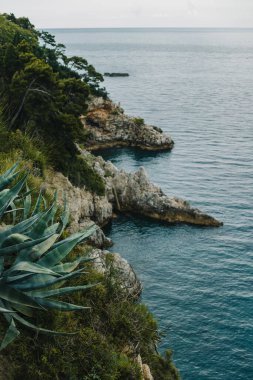 Hırvatistan 'ın Dubrovnik kentindeki Adriyatik denizi ve kayaların inanılmaz manzarası. Hırvatistan 'da seyahat hedefi.