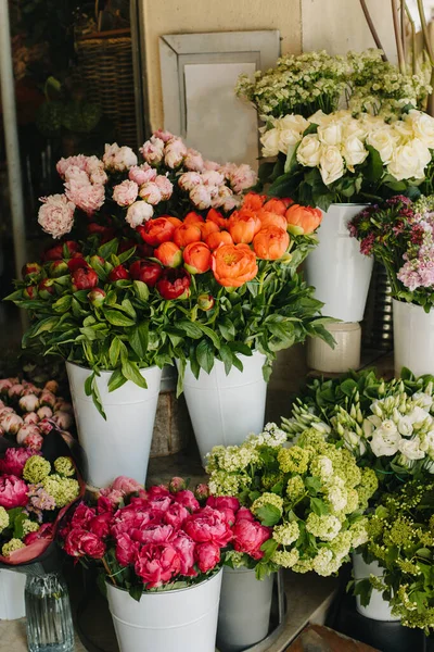 Όμορφα Πολύχρωμα Λουλούδια Ένα Ανθοπωλείο Επιλεκτική Εστίαση — Φωτογραφία Αρχείου