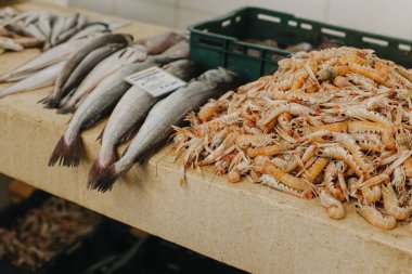 Geleneksel balık pazarında buzda taze balık ve karides. Seçici odak.