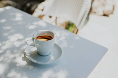 Sokak kafesindeki bir masada bir fincan sade kahve. Seçici odaklanma. Metin için yer.