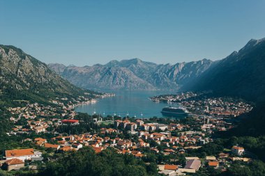 Güneşli bir günde Kotor şehrinin ve denizin muhteşem manzarası. Karadağ 'da seyahat hedefi.