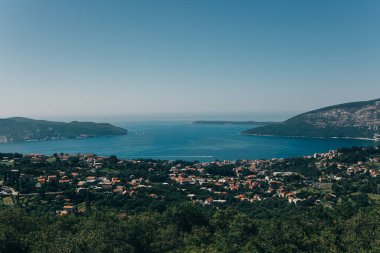 Güneşli bir günde Herceg Novi şehrinin ve denizin muhteşem manzarası. Karadağ 'da seyahat hedefi.