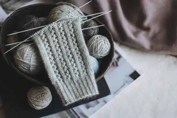 Handgebreide Sokken Met Naalden Garen Bal Een Mandje Concept Voor — Stockfoto