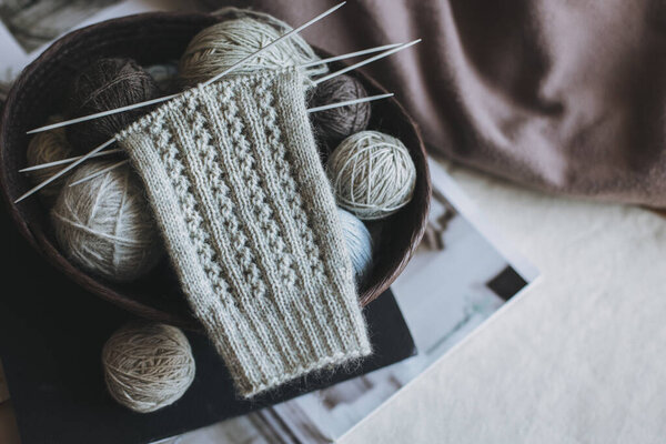 Рука вязаные носки с иголками и пряжи мяч в корзине. Мбаппе для ручной работы и гипермедленной жизни.