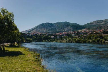 Güneşli bir günde Trebinje şehrinin ve nehrin muhteşem manzarası. Bosna-Hersek 'te seyahat hedefi.