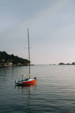 Hırvatistan 'ın Dubrovnik kenti yakınlarındaki denizde güzel bir kırmızı tekne. Hırvatistan 'da seyahat hedefi.