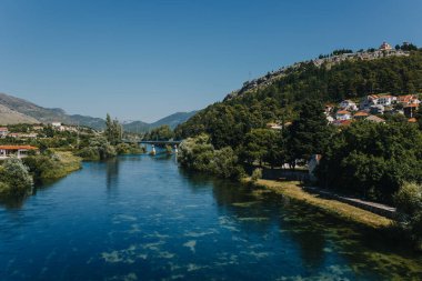 Güneşli bir günde Trebinje şehrinin ve nehrin muhteşem manzarası. Bosna-Hersek 'te seyahat hedefi.