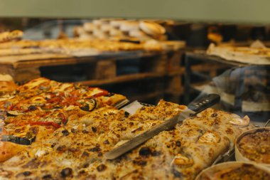 Geleneksel bir fırında lezzetli pizza ve Focaccia. Seçici odak.