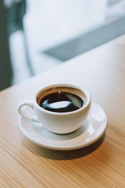 Kafedeki bir masada bir fincan sade kahve. Metin için yer.