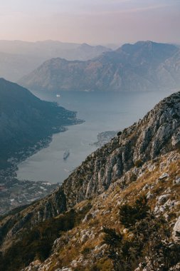 Karadağ 'ın tepeden Kotor kenti ve Boko-Kotor Körfezi' nin inanılmaz manzarası. Karadağ 'da seyahat hedefi.