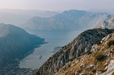 Karadağ 'ın tepeden Kotor kenti ve Boko-Kotor Körfezi' nin inanılmaz manzarası. Karadağ 'da seyahat hedefi.