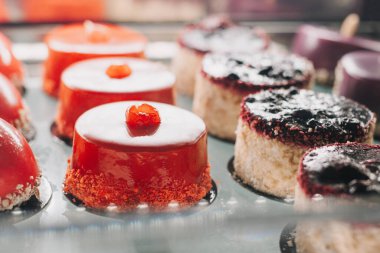 Geleneksel kafe pastanesinde lezzetli pastalar ve tatlılar. Seçici odak.