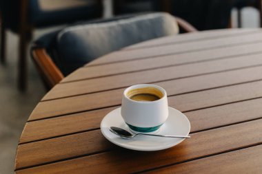 Kafedeki bir masada bir fincan sade kahve. Metin için yer.