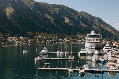 Güneşli bir günde Kotor marinası ve denizin muhteşem manzarası. Karadağ 'da seyahat hedefi.