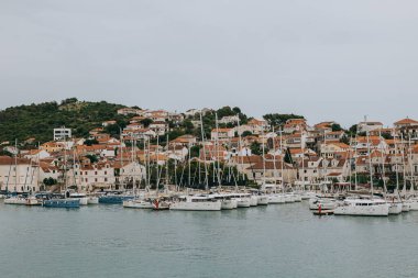 Hırvatistan 'ın marina ve Trogir kasabasının muhteşem manzarası. Hırvatistan 'da seyahat hedefi.