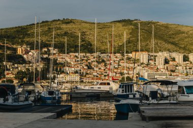 Gün batımında marina ve Dubrovnik şehrinin muhteşem manzarası. Hırvatistan 'da seyahat hedefi.