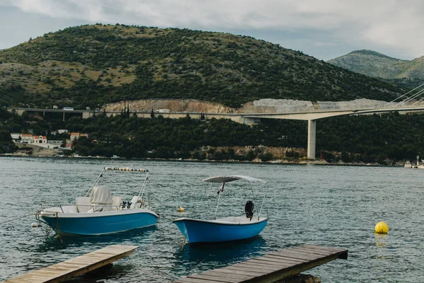 Hırvatistan 'ın Dubrovnik kenti yakınlarındaki Adriyatik Denizi' nde tekneler. Hırvatistan 'da seyahat hedefi.