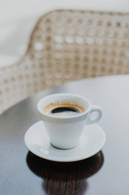 Caddedeki bir kafede, ahşap bir masada bir fincan sade kahve. Metin için yer.